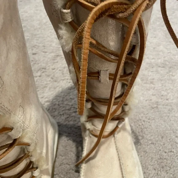 Authentic UGG uptown boots - Picture 12 of 15